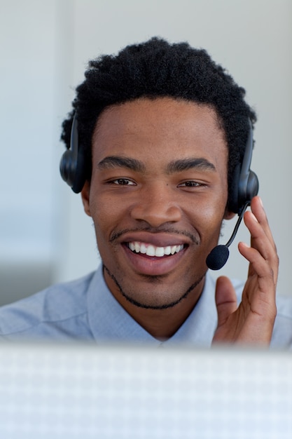 Jovem empresário afro-americano em um call center