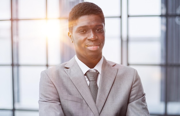 Jovem empresário afro-americano feliz em traje formal retrato