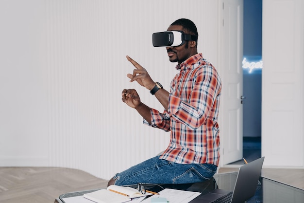 Jovem empresário afro tem aula virtual Óculos de realidade virtual usando para negócios