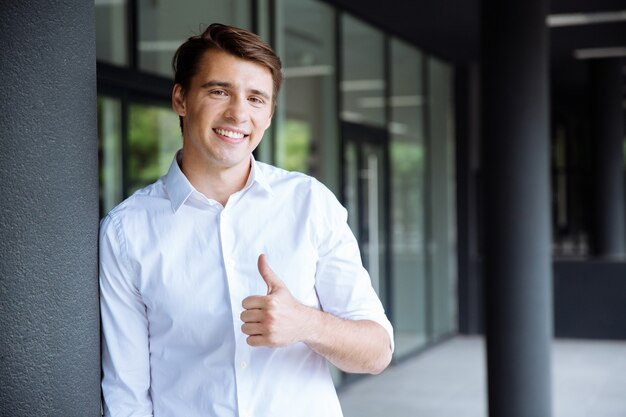 Jovem empresário alegre perto do centro de negócios