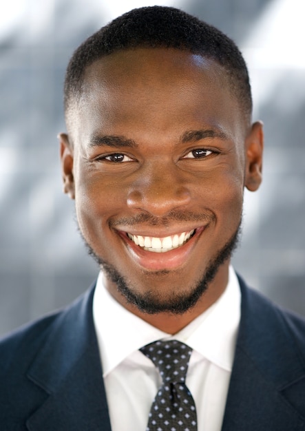 Jovem empresário americano africano sorrindo
