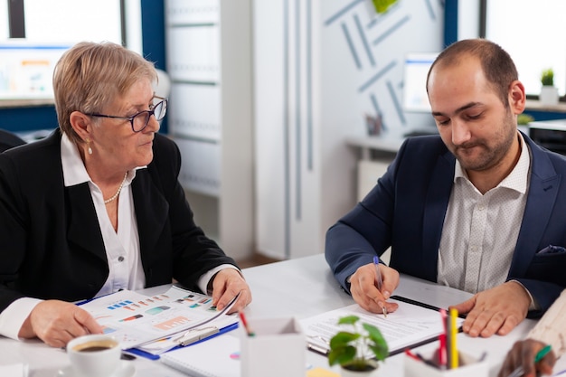 Jovem empresário apertando a mão do cliente após acordo