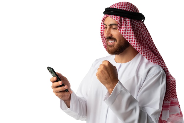 Jovem empresário árabe usando smartphone isolado no fundo branco