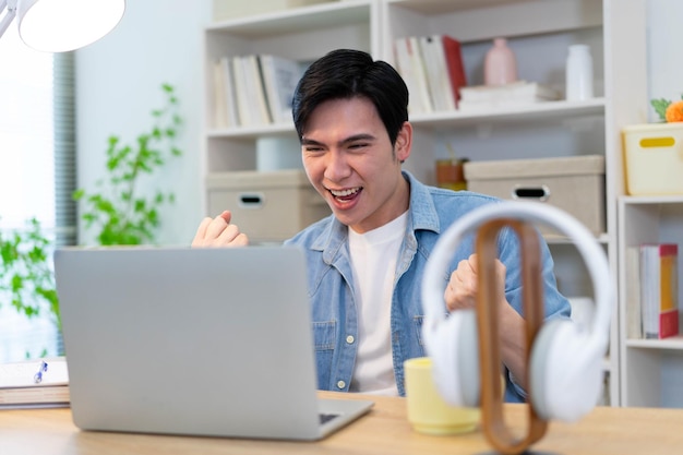 Jovem empresário asiático a trabalhar em casa.