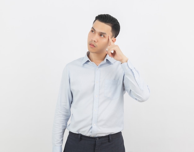 Jovem empresário asiático com camisa azul