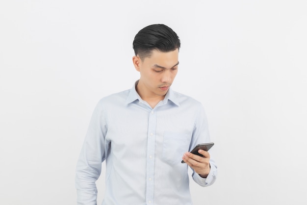 Jovem empresário asiático com camisa azul