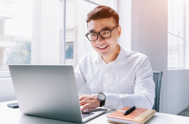 Jovem empresário asiático trabalhando no escritório