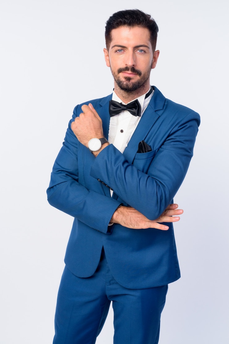 Foto jovem empresário barbudo bonito vestindo terno isolado contra uma parede branca