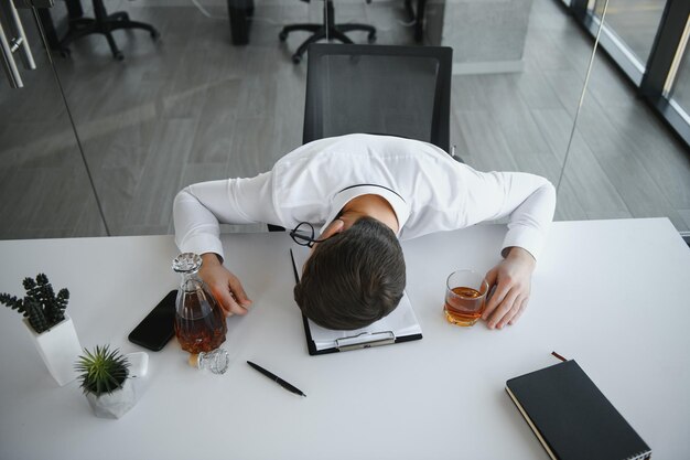 Jovem empresário bebendo do stress