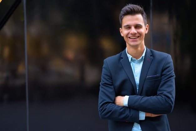 Jovem empresário bonitão, explorando a cidade