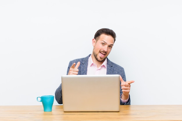 Jovem empresário bonitão sorrindo com uma atitude positiva