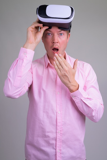 Jovem empresário bonito com camisa rosa