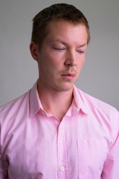 jovem empresário bonito com camisa rosa