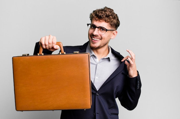 Foto jovem empresário caucasiano adulto com uma mala