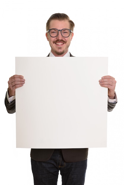 Jovem empresário caucasiano segurando copyspace contra o branco