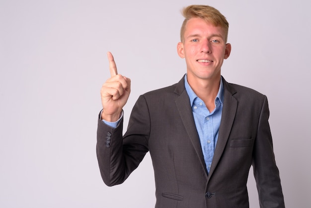 Foto jovem empresário com cabelo loiro e terno