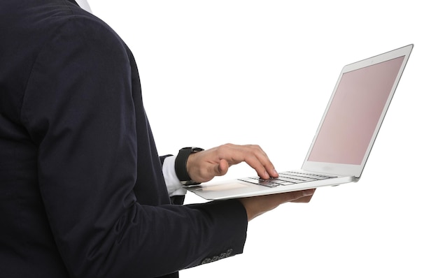Jovem empresário com laptop em closeup de fundo branco