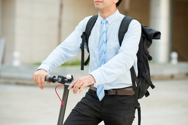 Jovem empresário com mochila grande