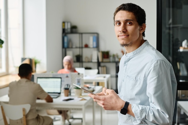 Jovem empresário com tablet