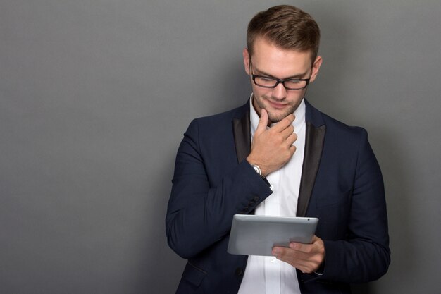 Jovem empresário com um tablet na mão