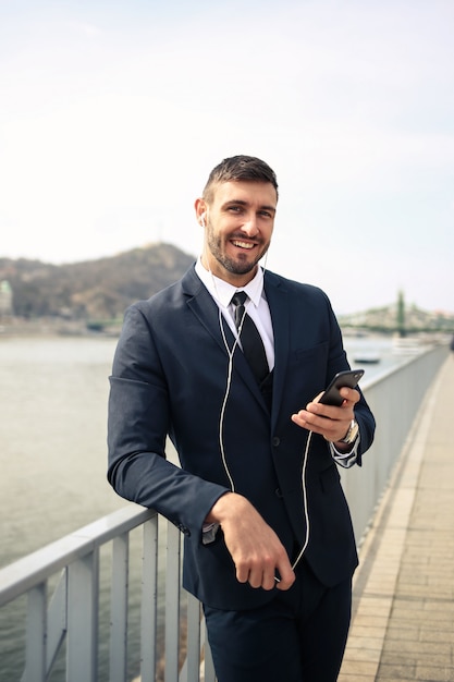 Jovem empresário confiante