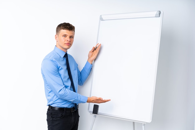 Jovem empresário, dando uma apresentação no quadro branco, dando uma apresentação no quadro branco