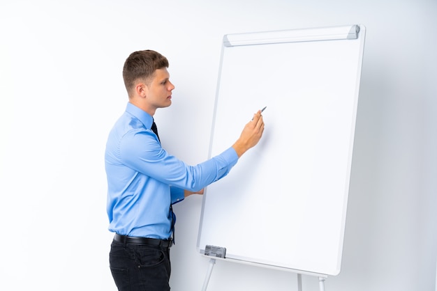 Jovem empresário, dando uma apresentação no quadro branco, dando uma apresentação no quadro branco