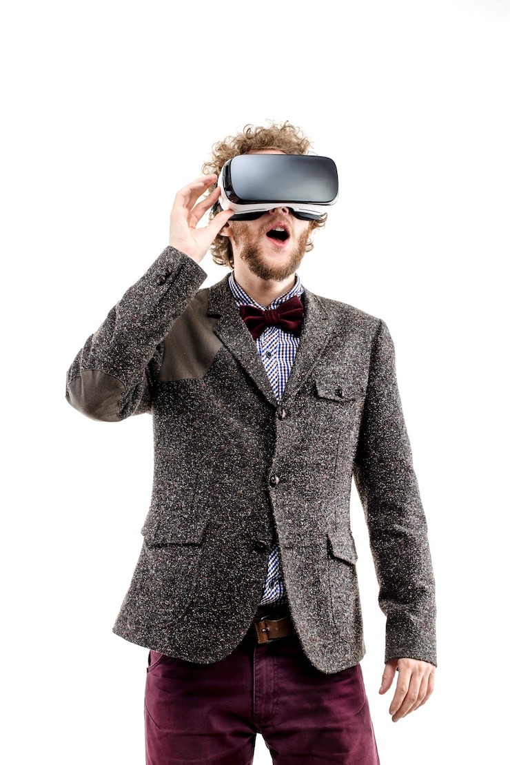 Foto jovem empresário de cabelos cacheados, vestindo um terno marrom, usa um fone de ouvido de realidade virtual e experimenta a realidade virtual isolada