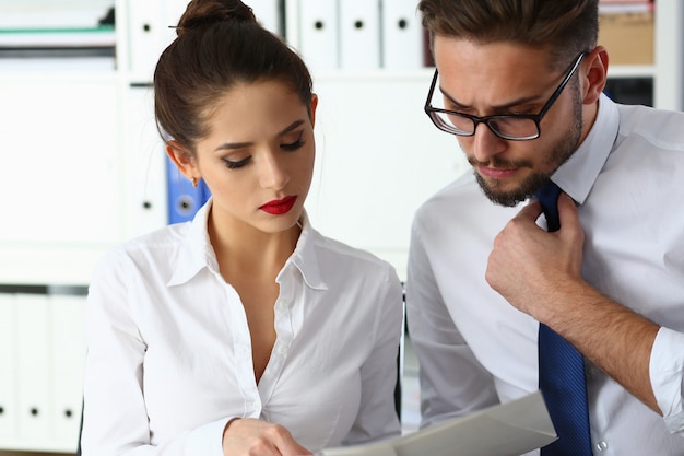 Foto jovem empresário e mulher discutindo questões da empresa