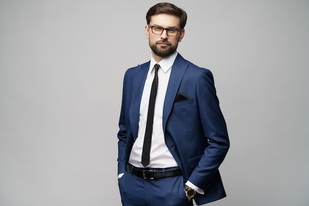 jovem empresário elegante bonito vestindo terno
