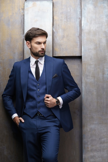 Foto jovem empresário elegante vestindo terno