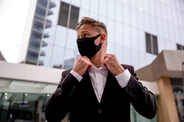 Jovem empresário em um centro de negócios endireita retrato de close-up de colarinho