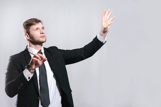 Jovem empresário, esticando as mãos para o pôster virtual.