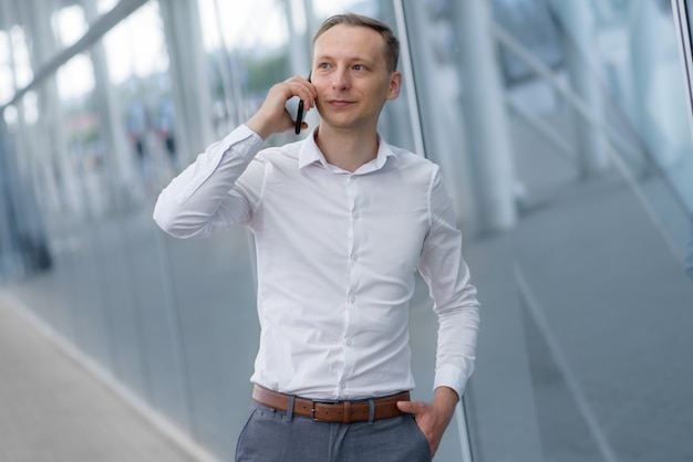 Jovem empresário falando ao telefone.