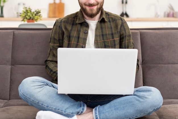 Jovem empresário feliz em trabalhar em casa