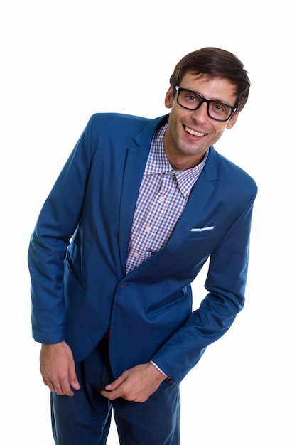 Foto jovem empresário feliz sorrindo e inclinando-se para o lado enquanto usava óculos