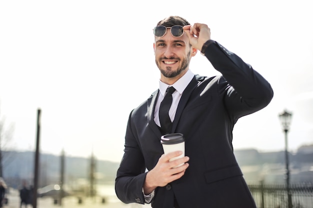 Foto jovem empresário feliz