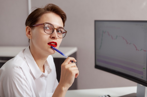 Jovem empresário feminino trabalhando em seu computador