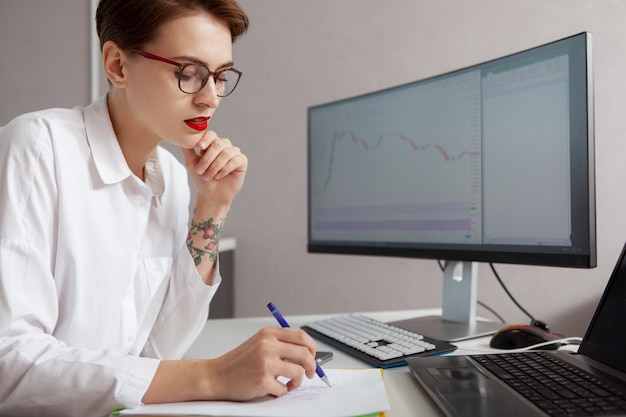 Foto jovem empresário feminino trabalhando em seu computador