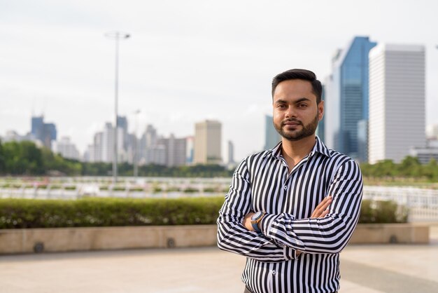 Jovem empresário indiano barbudo relaxando no parque