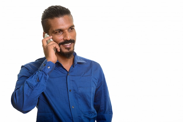 Foto jovem empresário indiano feliz falando no celular isolado