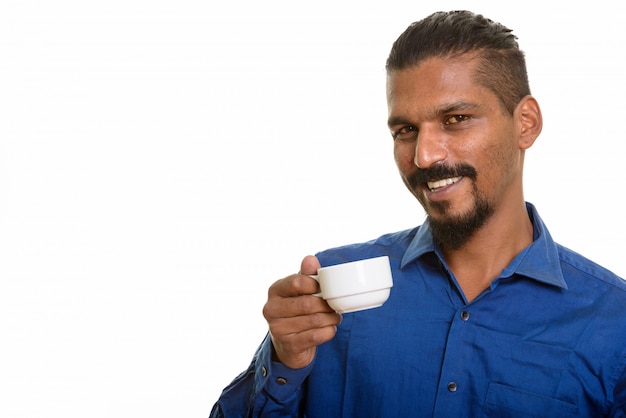 Foto jovem empresário indiano feliz tomando café