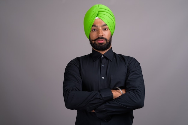 Jovem empresário indiano sikh usando turbante verde