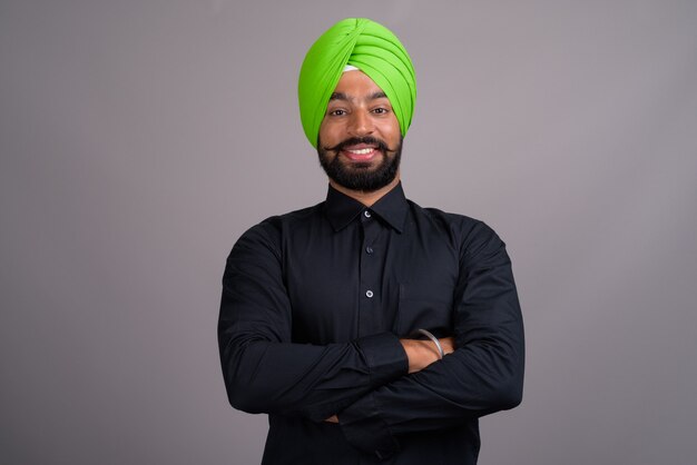 Jovem empresário indiano sikh usando turbante verde