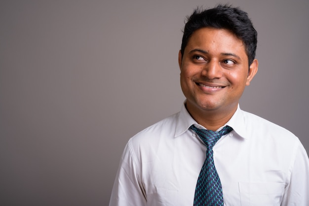 jovem empresário indiano vestindo camisa branca e gravata