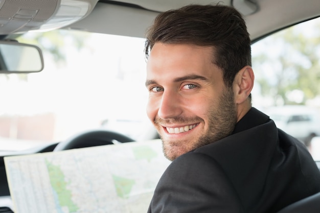 Jovem empresário lendo um mapa