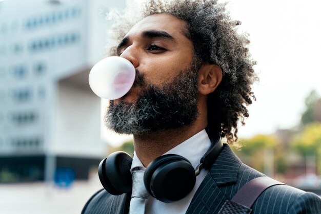 Jovem empresário mascando chiclete de frutas