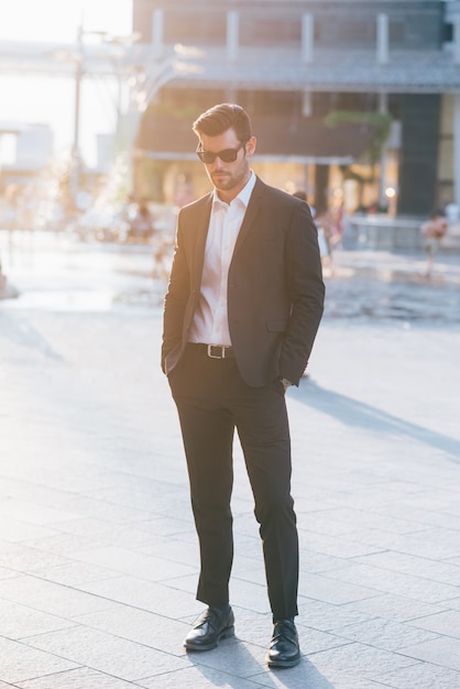 Jovem empresário moderno posando