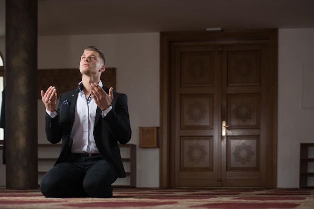 Jovem empresário muçulmano rezando