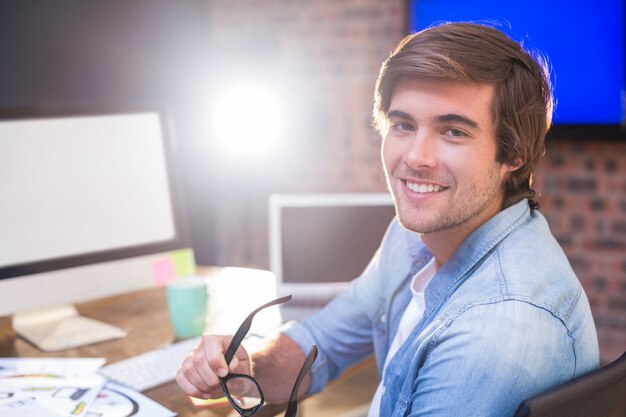 Jovem empresário na mesa no escritório